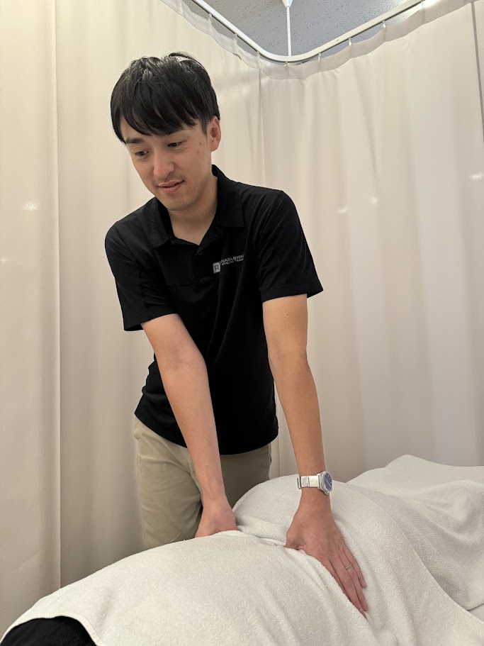 福山 雄気が施術している様子