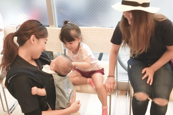 スタッフがお子様の子守をさせていただきます