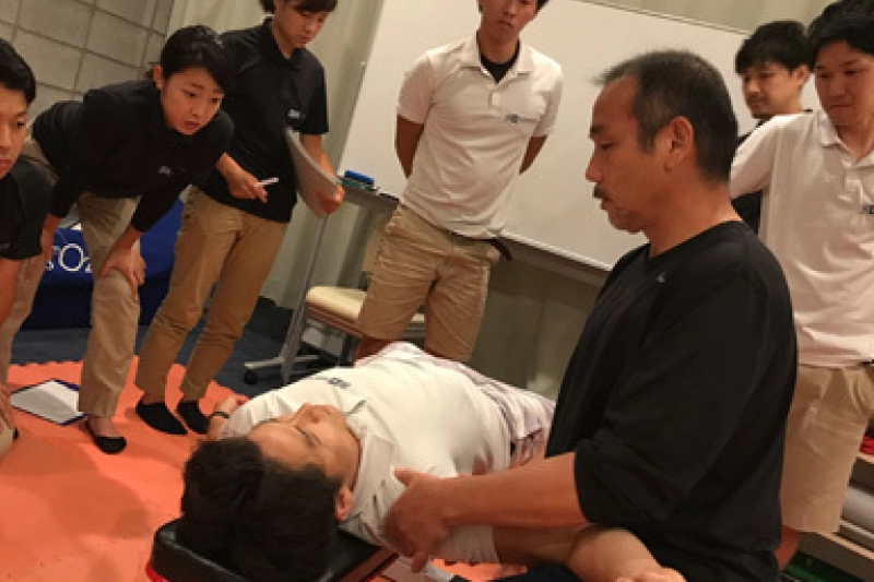A.T.長島治療院の技術指導の様子